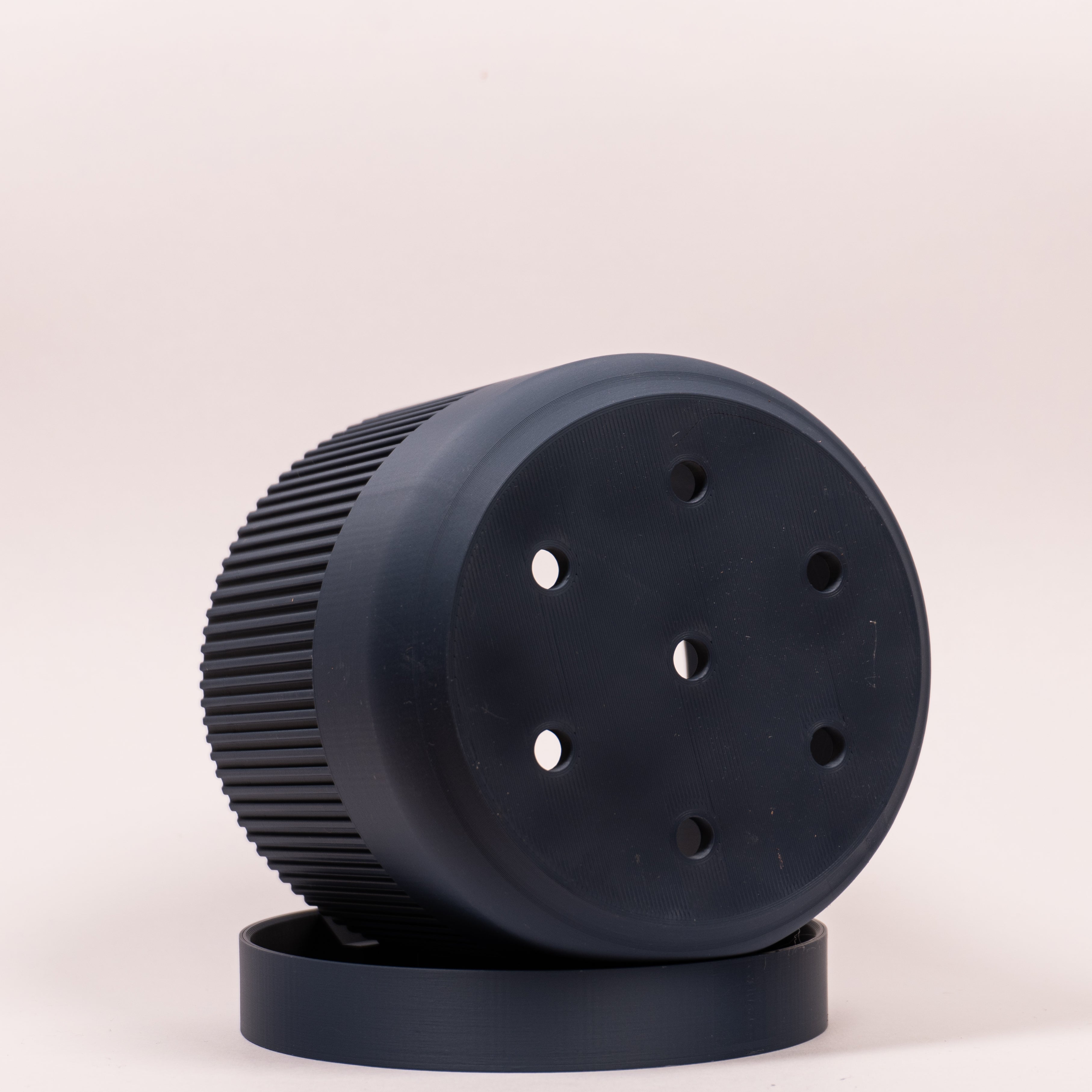 Billede af en seedling urtepotteskjuler Ø11cm hvor man kan se drænhullerne i bunden.