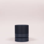 En blå seedling urtepotteskjuler i størrelsen Ø6cm med en hvid baggrund