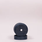 En blå seedling urtepotteskjuler i størrelsen Ø6cm der viser det ene dræn hul i bunden af den