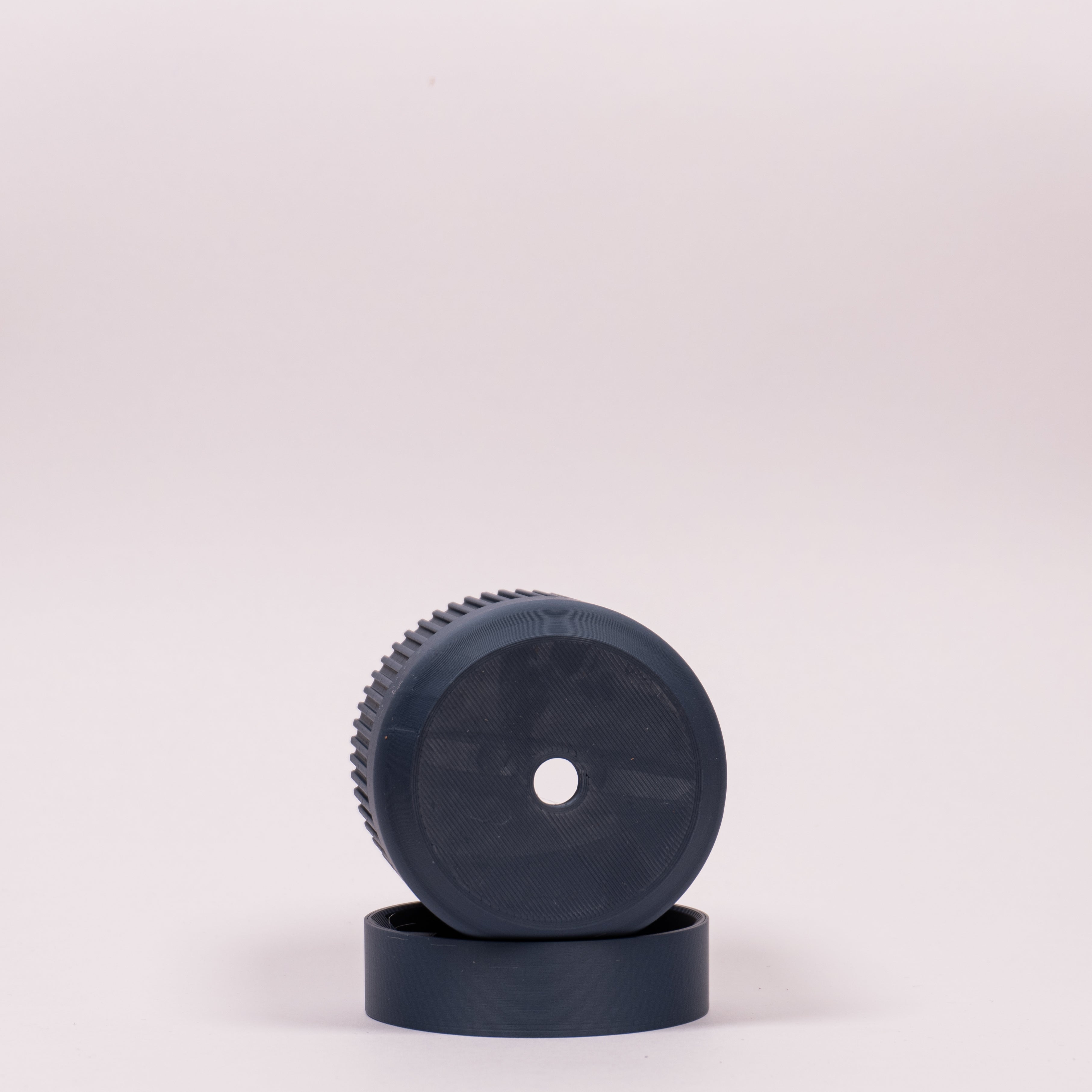 En blå seedling urtepotteskjuler i størrelsen Ø6cm der viser det ene dræn hul i bunden af den