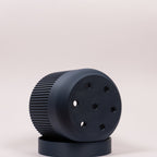 Billede af en blå seedling urtepotteskjuler Ø9cm med en hvid baggrund der viser drænhullerne i bunden