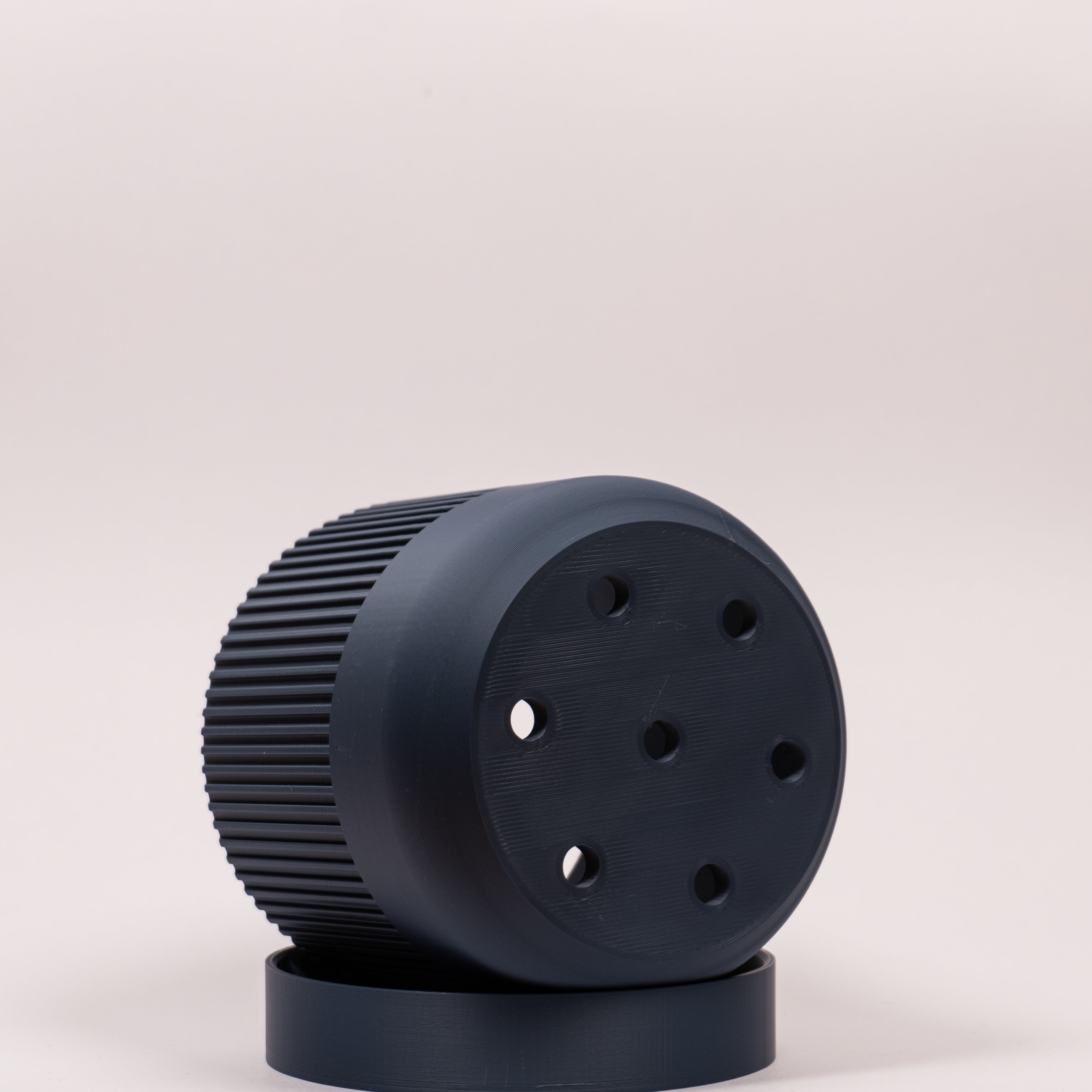 Billede af en blå seedling urtepotteskjuler Ø9cm med en hvid baggrund der viser drænhullerne i bunden