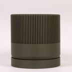 Stor grøn Seedling urtepotteskjuler Ø11cm. Fotograferet i en ren billedboks med hvid baggrund for et harmonisk udtryk.