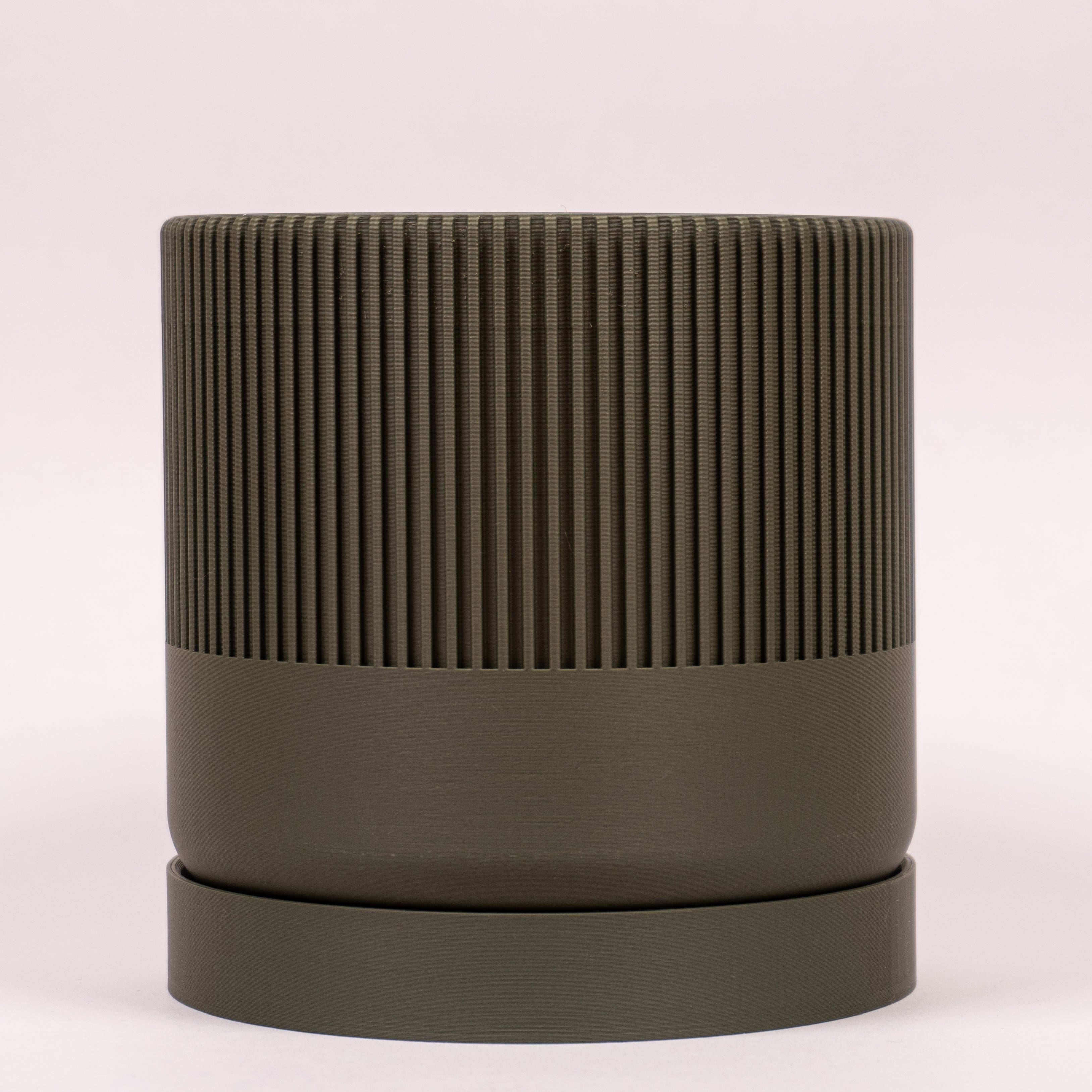 Stor grøn Seedling urtepotteskjuler Ø11cm. Fotograferet i en ren billedboks med hvid baggrund for et harmonisk udtryk.