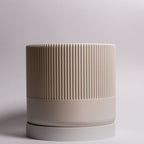 Billede af stor, hvid Seedling urtepotteskjuler Ø11cm, placeret i en ren billedboks med hvid baggrund. Viser det tidløse, rillede design.