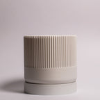 Elegant hvid Seedling urtepotteskjuler Ø9cm. Billedet er taget i en lys, minimalistisk opstilling, der fremhæver det stilrene design.