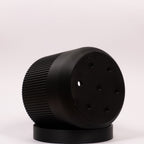 Billede af en Ø11cm sort seedling urtepotteskjuler i sort der viser drænhullerne i bunden med en hvid baggrund