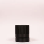 Billede af en sort Seedling urtepotteskjuler Ø6cm stående oprejst i en ren billedboks med hvid baggrund. Viser moderne design i bioplast.